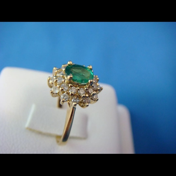 - Estate, Vintage, 14k yellow gold, emerald with double diamond halo ring - Picture 3 of 8